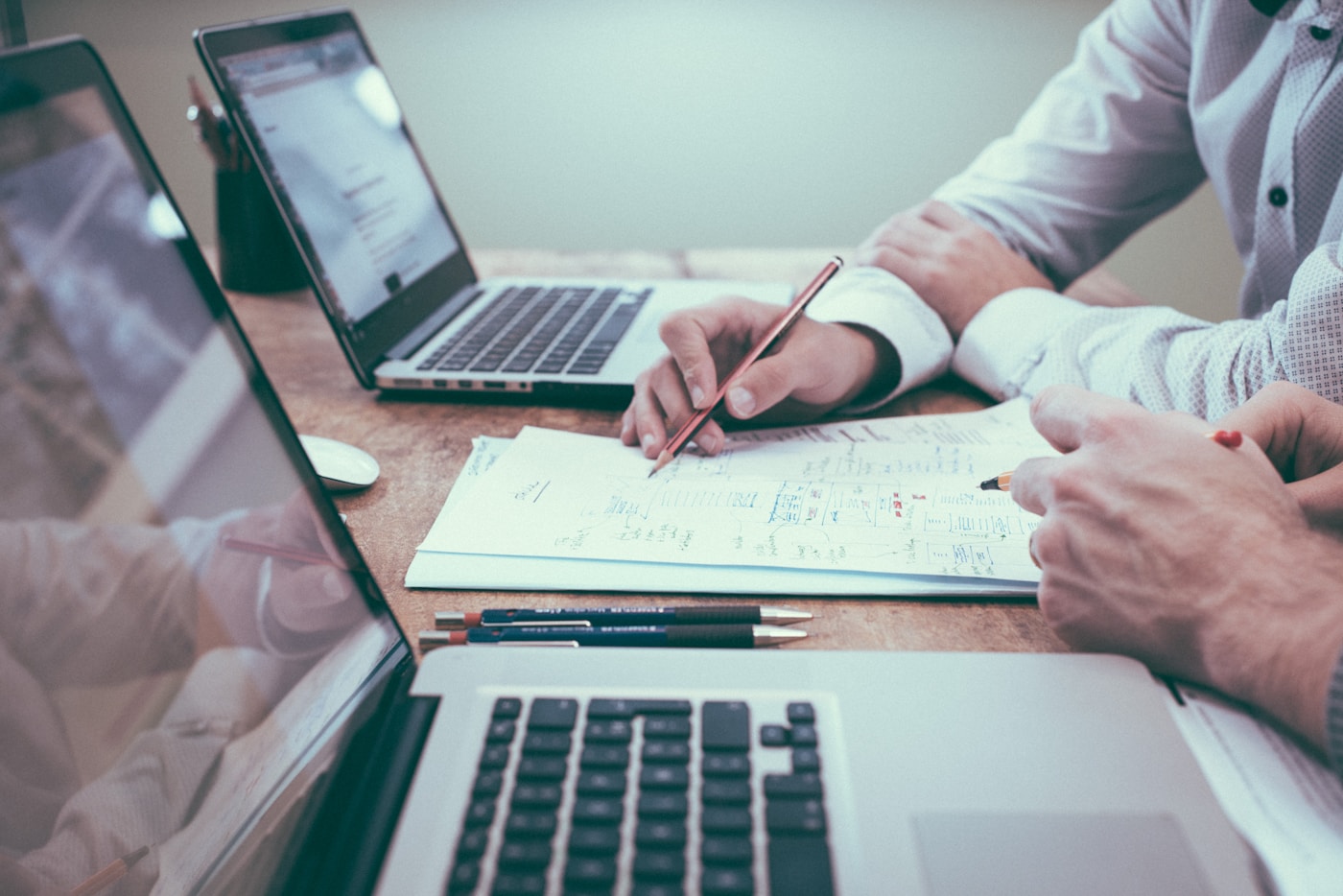 Consultor elaborando informe de diagnóstico empresarial