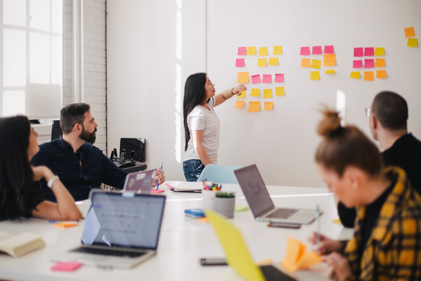 Consultor preparando documentación metodológica en oficina